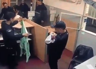 Una bebé de 12 días se ahogó y fue salvada por policías